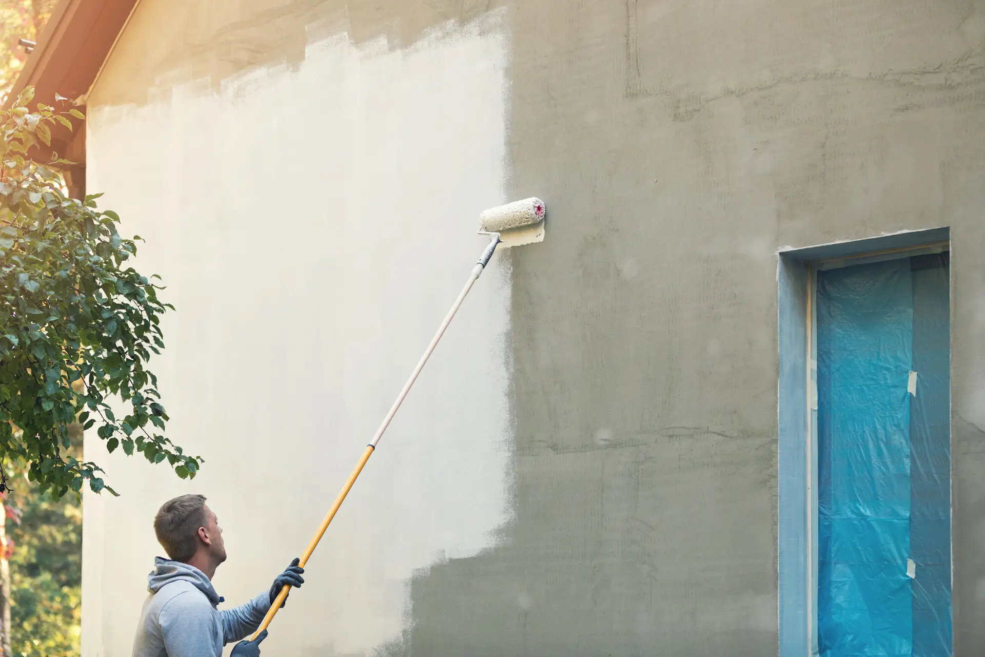 Pintor trabajando en una fachada en Guecho